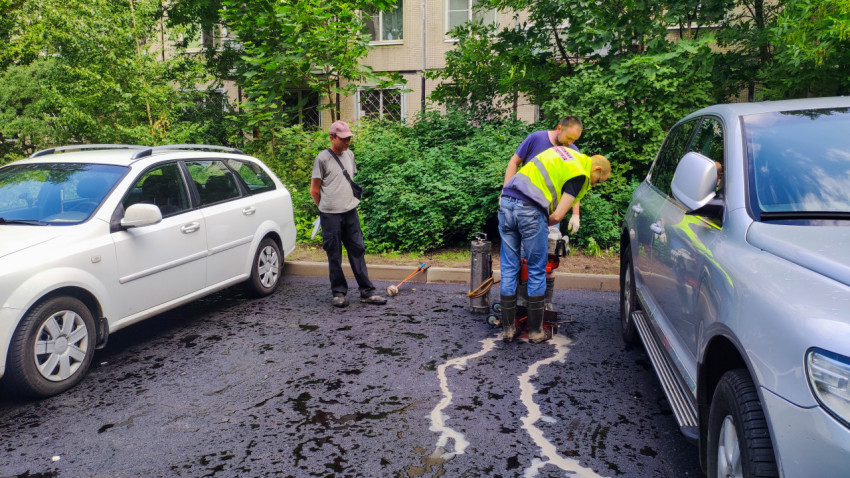Испытание асфальтового покрытия у жилого дома
