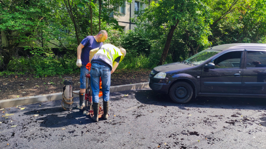 Отбор пробы асфальта буровой установкой у автомобиля