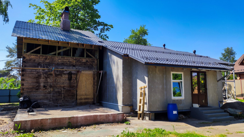 Дом с частично обновлённым фасадом и новой кровлей