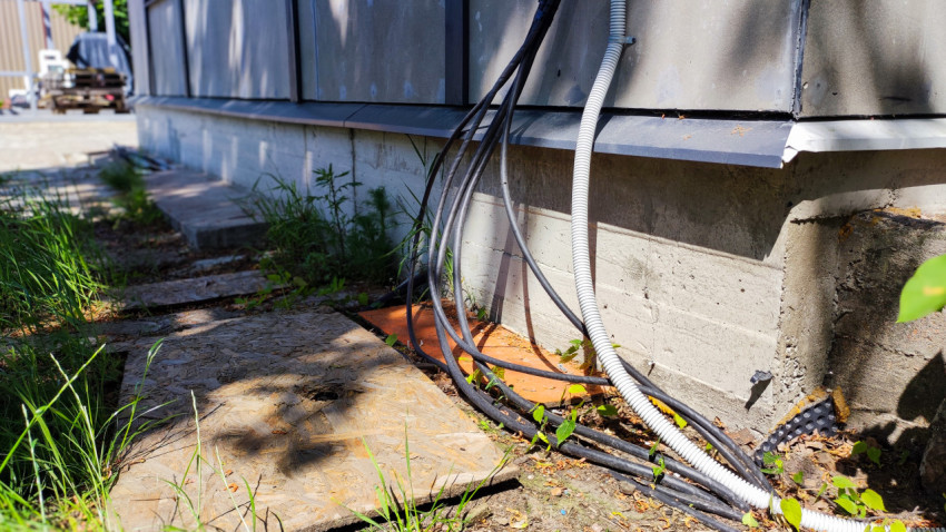 Основание здания с бетонным фундаментом и кабелями