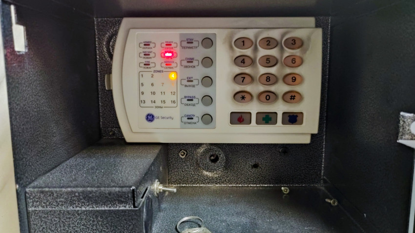 Пульт GE Security крупным планом в металлическом коробе