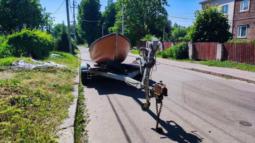 Передний вид лодки на прицепе на загородной улице