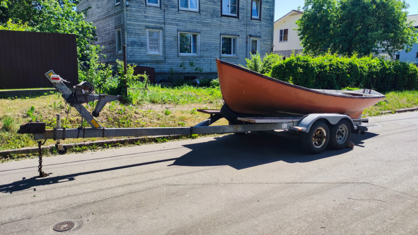Прицеп с лодкой на жилой улице
