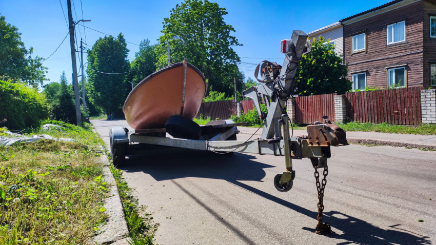 Лодка на прицепе крупным планом с переднего ракурса