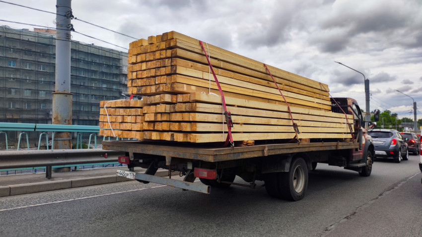 Грузовик с пиломатериалами на дороге