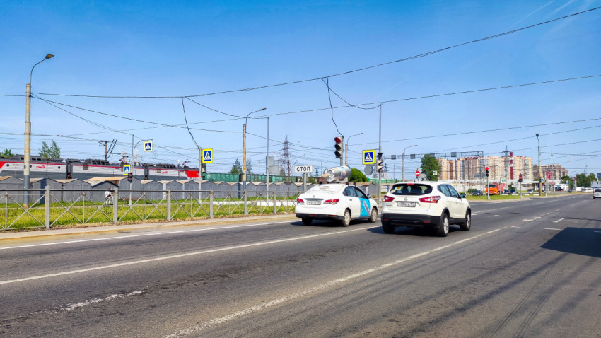 Перекресток с железнодорожным переходом и автомобилями