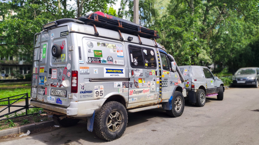 Внедорожный фургон с наклейками на кузове