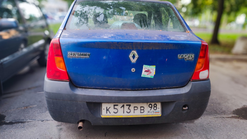 Автомобиль Renault Logan с государственным номером 98 региона