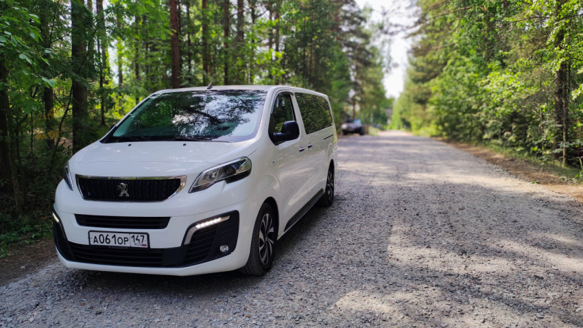 Белый микроавтобус Peugeot Expert на лесной грунтовой дороге