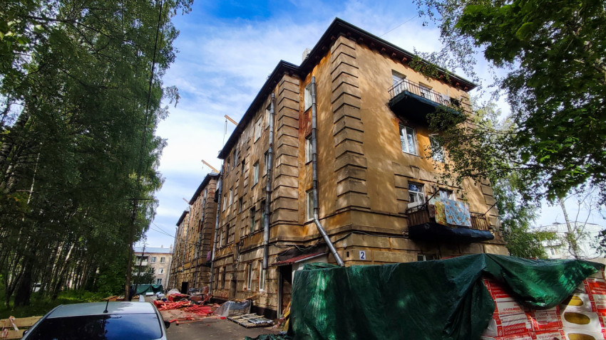 Жилой дом советской постройки во время ремонта фасада