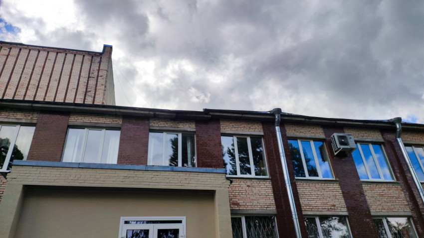 Фасад кирпичного здания с кондиционерами и водостоками