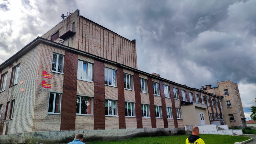 Кирпичное здание с указателями «Библиотека» и «Пришкольная»