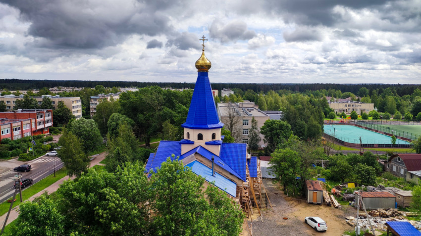 Православный храм с синим шатром и золотым куполом
