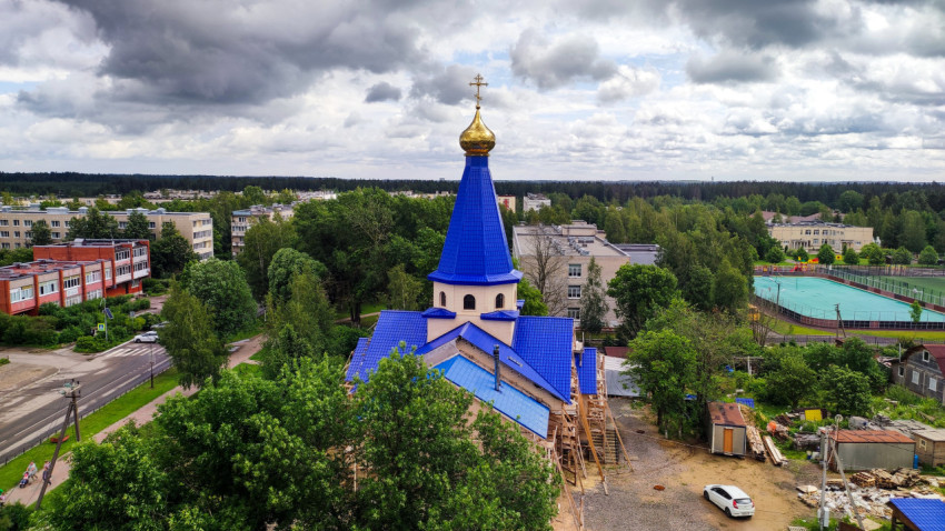 Православный храм с синей крышей и золотым куполом