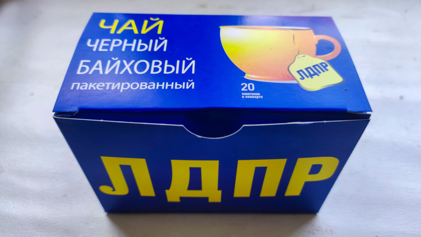 Упаковка чая с символикой политической партии
