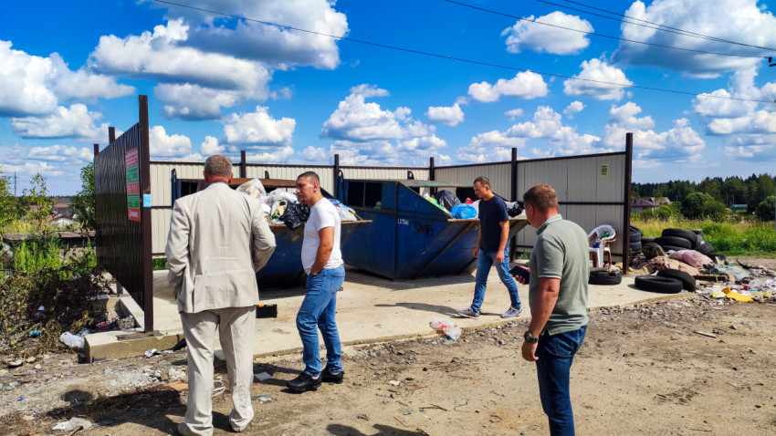 Переполненные контейнеры для мусора и осмотр площадки