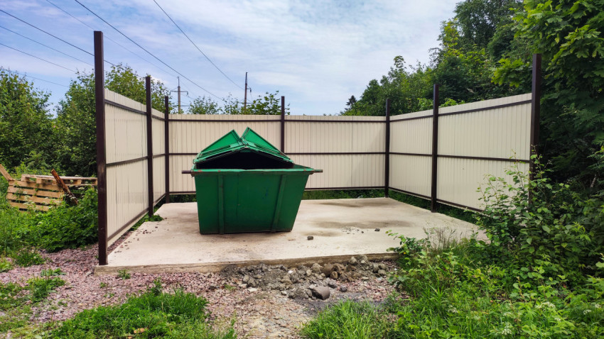 Площадка для контейнеров с металлическим ограждением