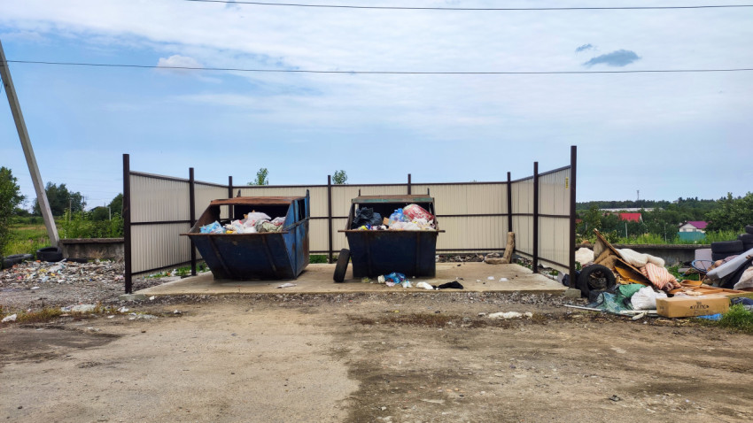 Переполненные контейнеры с отходами на площадке