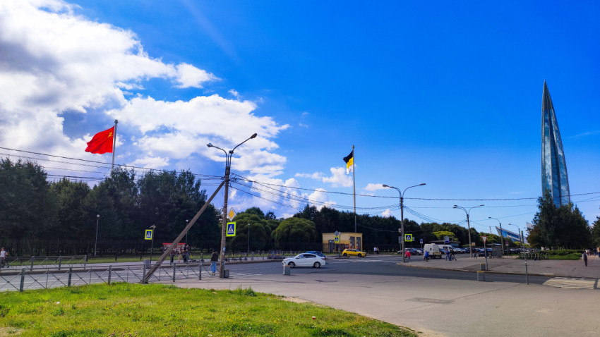 Лахта-центр и советский флаг на фоне городской улицы