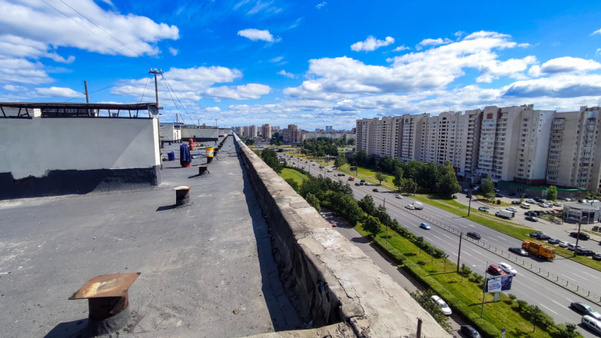 Панорамный вид с крыши многоквартирного дома на улицу Типанова в Санкт-Петербурге