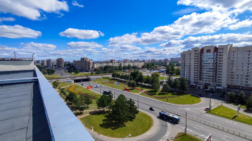 Панорама транспортной развязки и жилых районов с высоты