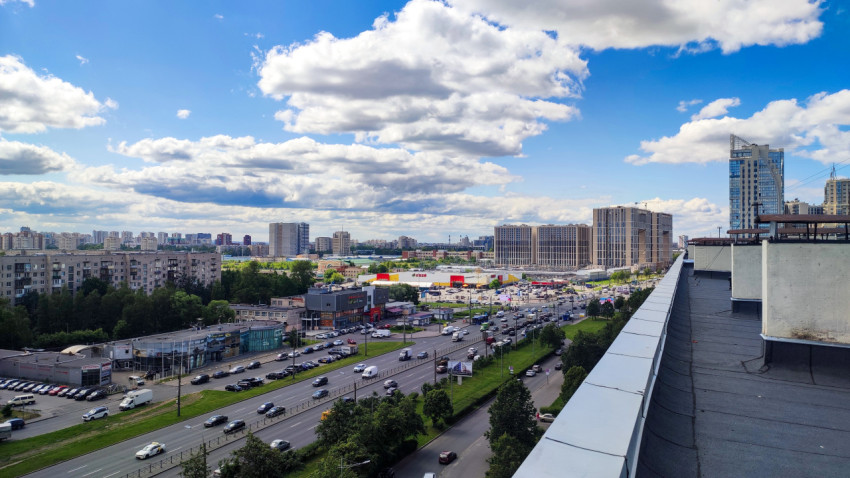 Вид на город с крыши многоквартирного дома