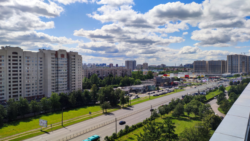 Многоэтажные жилые дома и вид на оживлённую магистраль