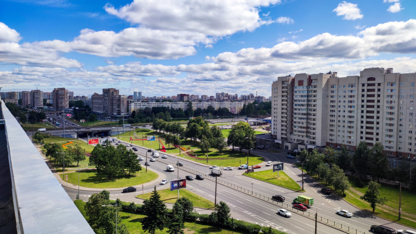 Городская развязка и жилые дома с высоты крыши