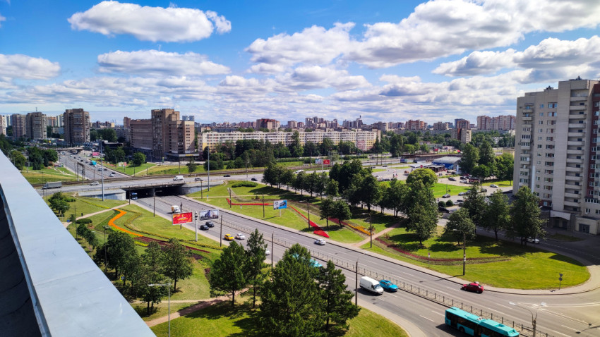 Вид на проспект и транспортную развязку с жилыми кварталами