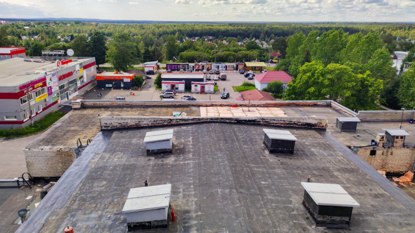 Плоская крыша с видимыми вентиляционными шахтами