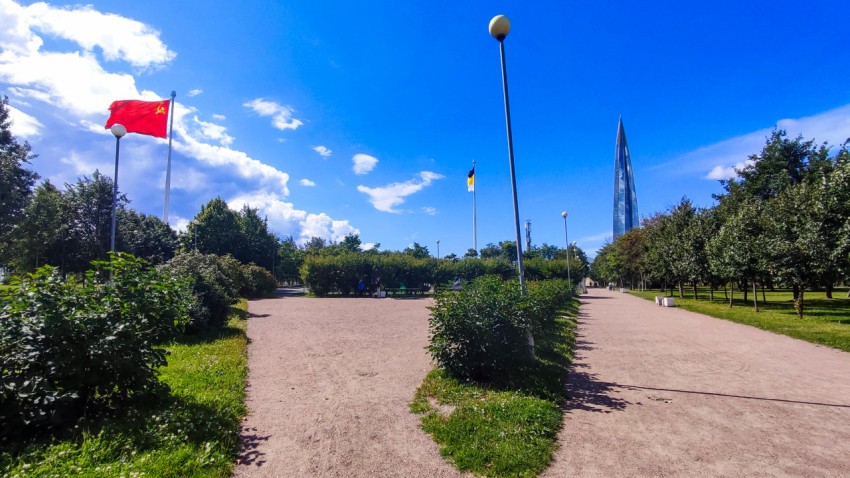 Советский и имперский флаги на фоне Лахта-центра