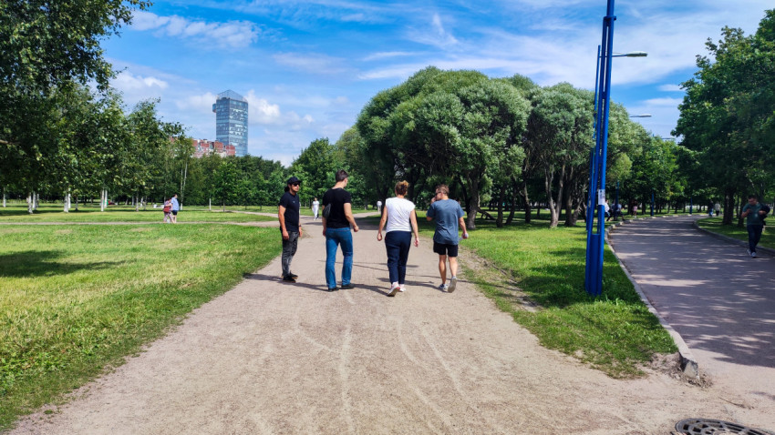 Люди на прогулке по парку
