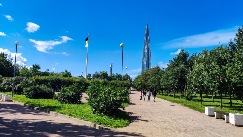 Лахта-центр и имперский флаг на фоне парка