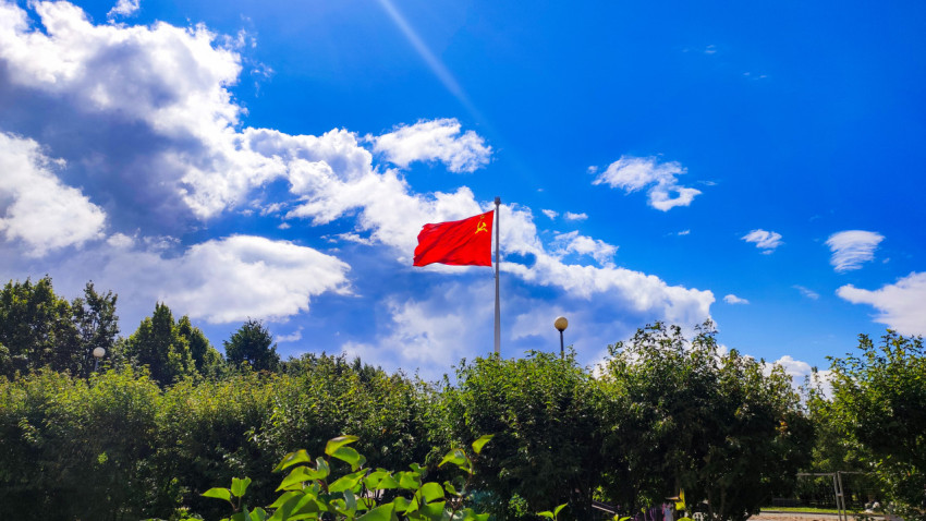 Советский флаг над зелёной зоной парка