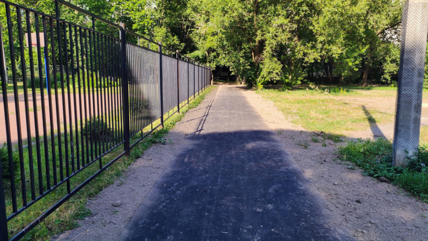 Асфальтированная пешеходная дорожка вдоль ограждения
