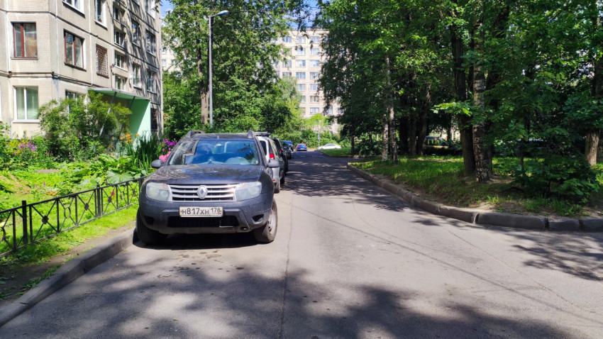 Припаркованные автомобили у жилого дома