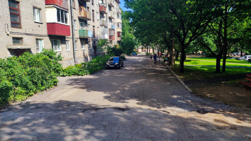 Двор жилого дома с припаркованными машинами