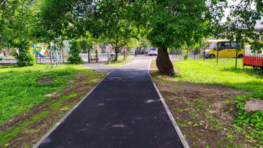 Асфальтовая дорожка среди зелёных насаждений во дворе