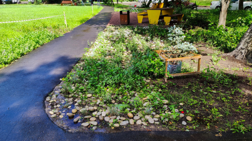 Асфальтовая дорожка с декоративной клумбой и скамейками