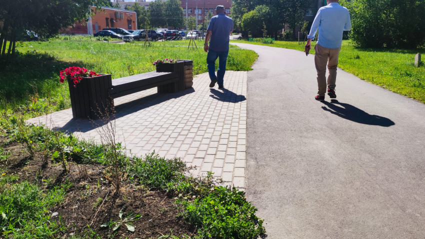 Скамейка с цветочными клумбами на придомовой территории