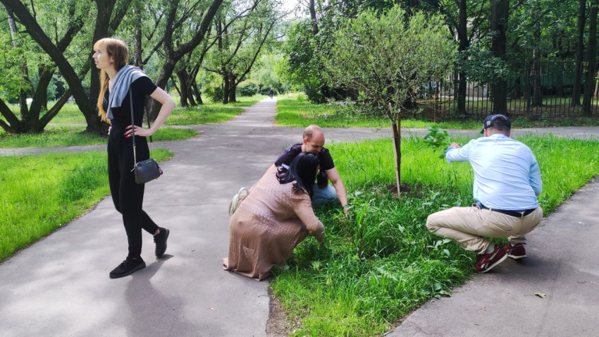 Жители занимаются благоустройством дворовой территории
