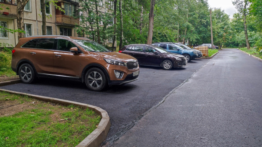 Парковка автомобилей у жилого дома после ремонта