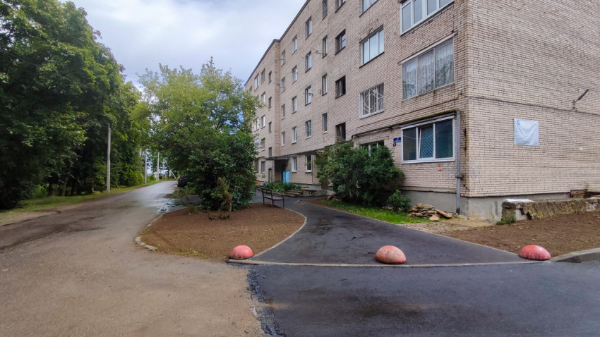 Вход в жилой дом с обновленным асфальтовым покрытием