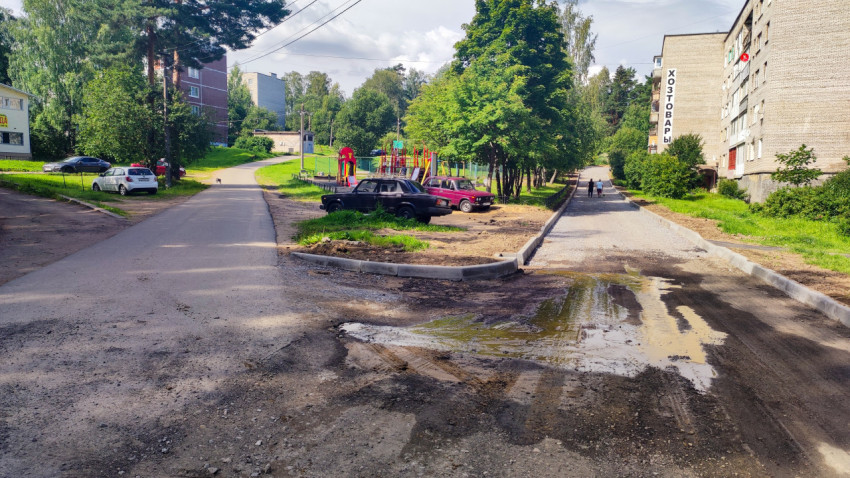 Дворовая дорога рядом с детской площадкой