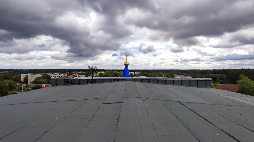 Вид на крышу здания и купол православного храма