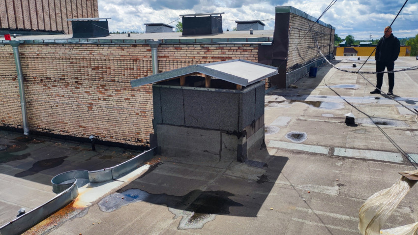 Осмотр плоской крыши жилого дома с вентиляционной шахтой