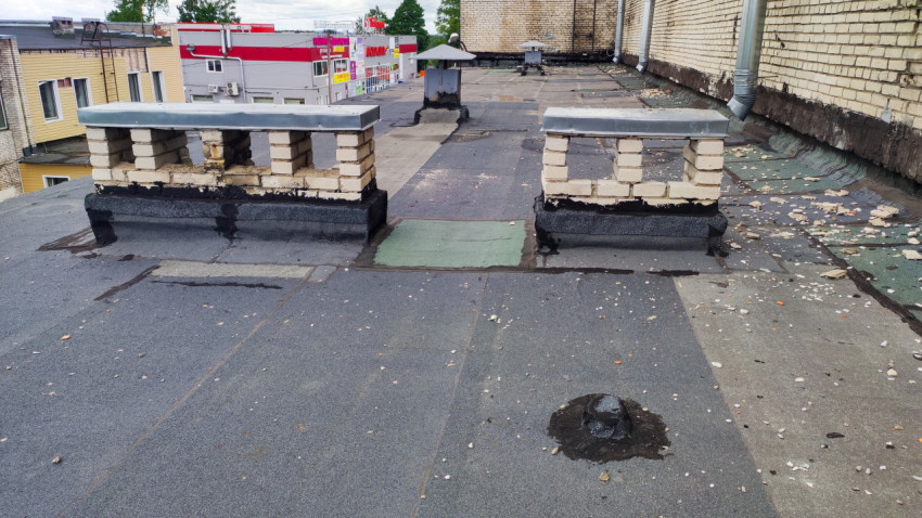 Вентиляционные шахты и плоская крыша административного здания