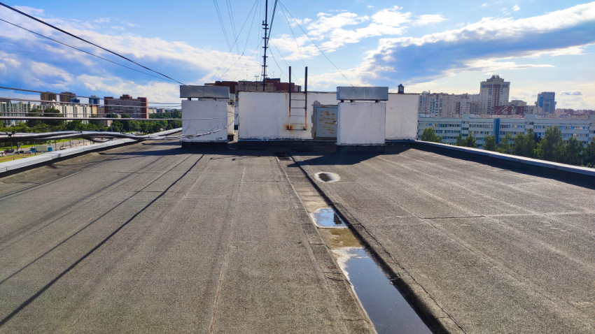 Вид на крышу многоквартирного дома с инженерными постройками
