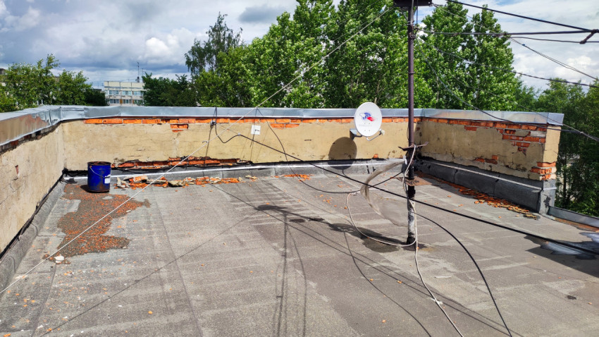 Участок крыши с тарой и спутниковой антенной