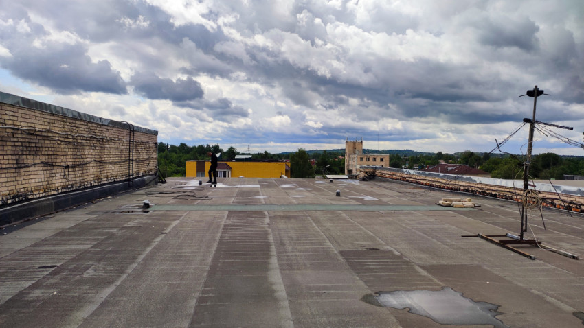 Плоская крыша жилого дома с инженерными коммуникациями